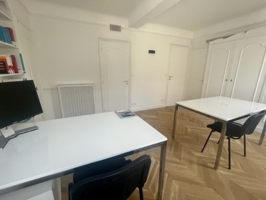 Photo bureau cour 2.jpg
